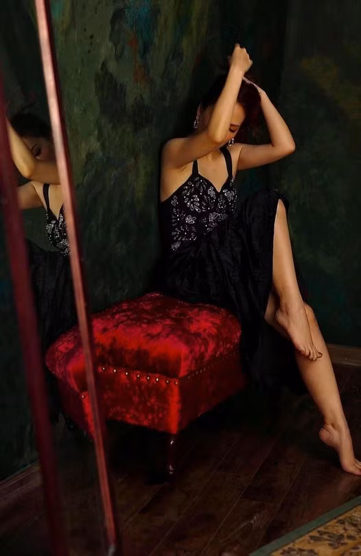 Đan Lê đăng ảnh gợi cảm, cá tính.