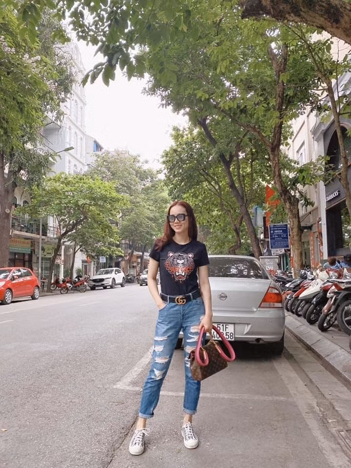 Vợ NSND Công Lý ốm vẫn xinh tươi trên phố.
