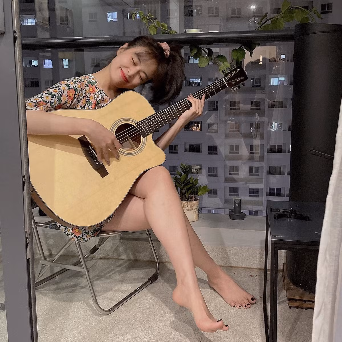 Hoàng Thùy Linh nhắng nhít bên cây đàn.