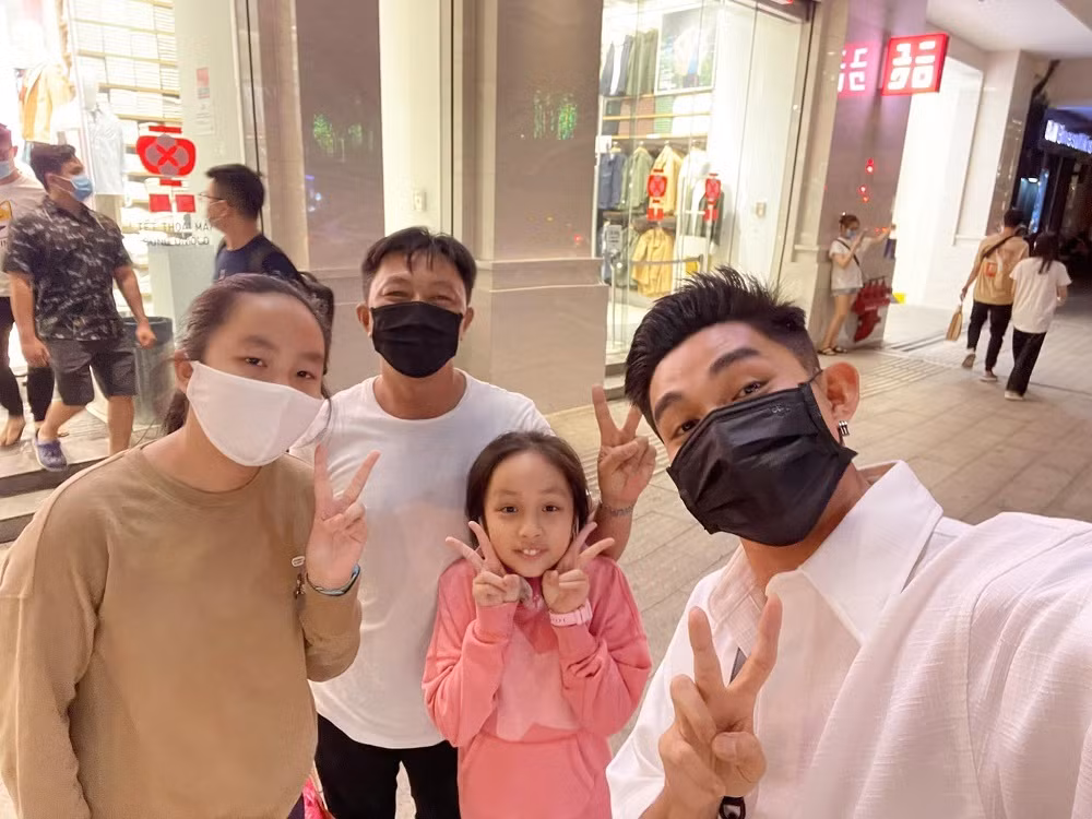 Jun Phạm đi shopping với gia đình.