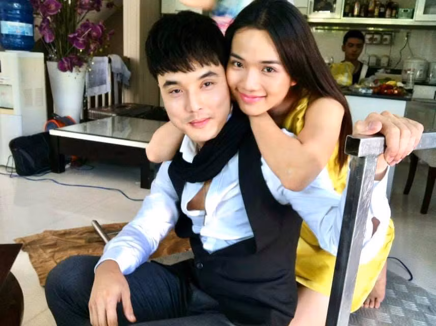 Người mẫu Kim Cương đăng ảnh kỷ niệm bên ông xã Ưng Hoàng Phúc cách đây 8 năm, bật mí: "Hồi đó lần đầu gặp nhau mà đóng cảnh yêu nhau nè, ôm như đúng rồi thành ra về dính luôn!".