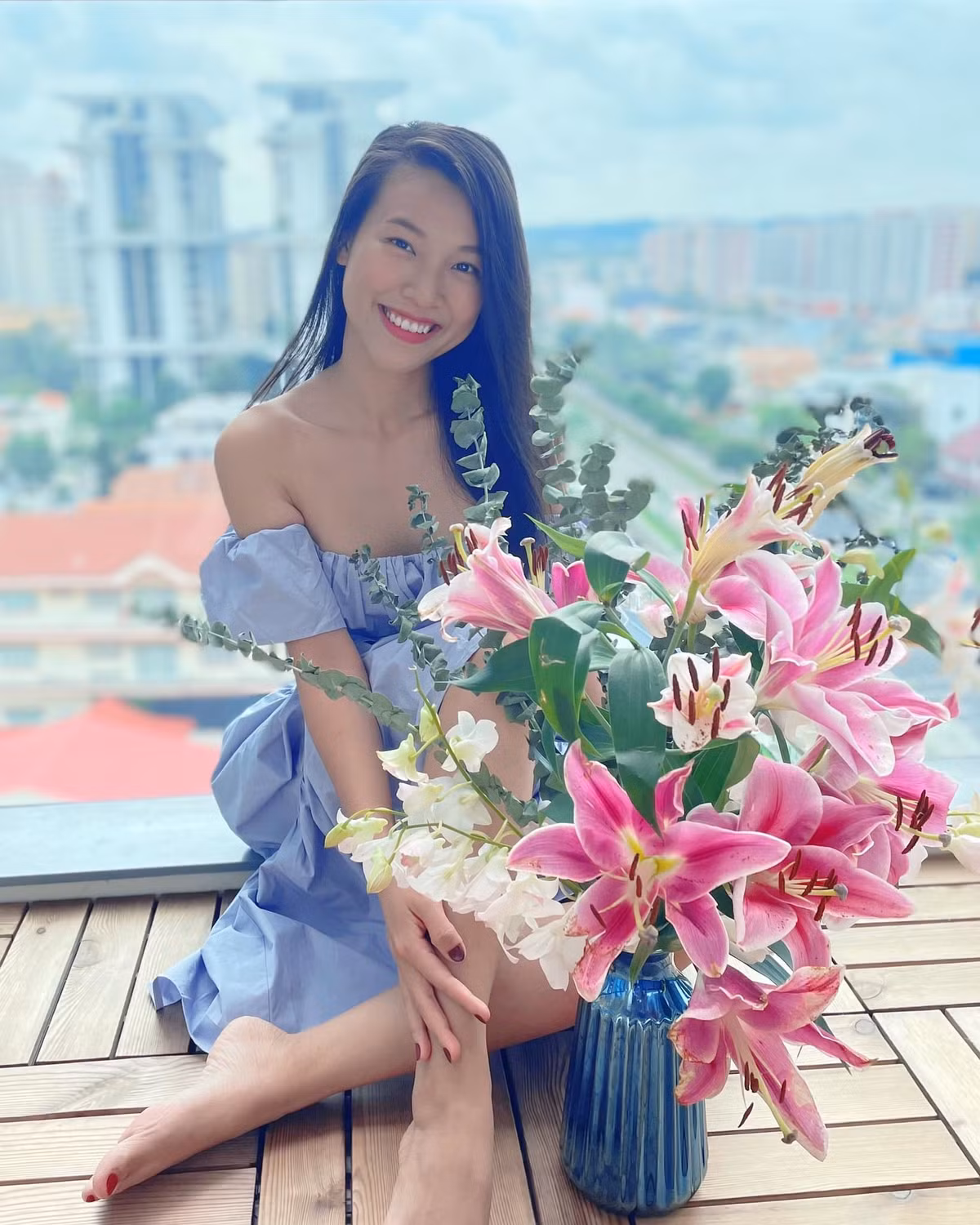 Hoàng Oanh khoe chậu hoa đẹp.
