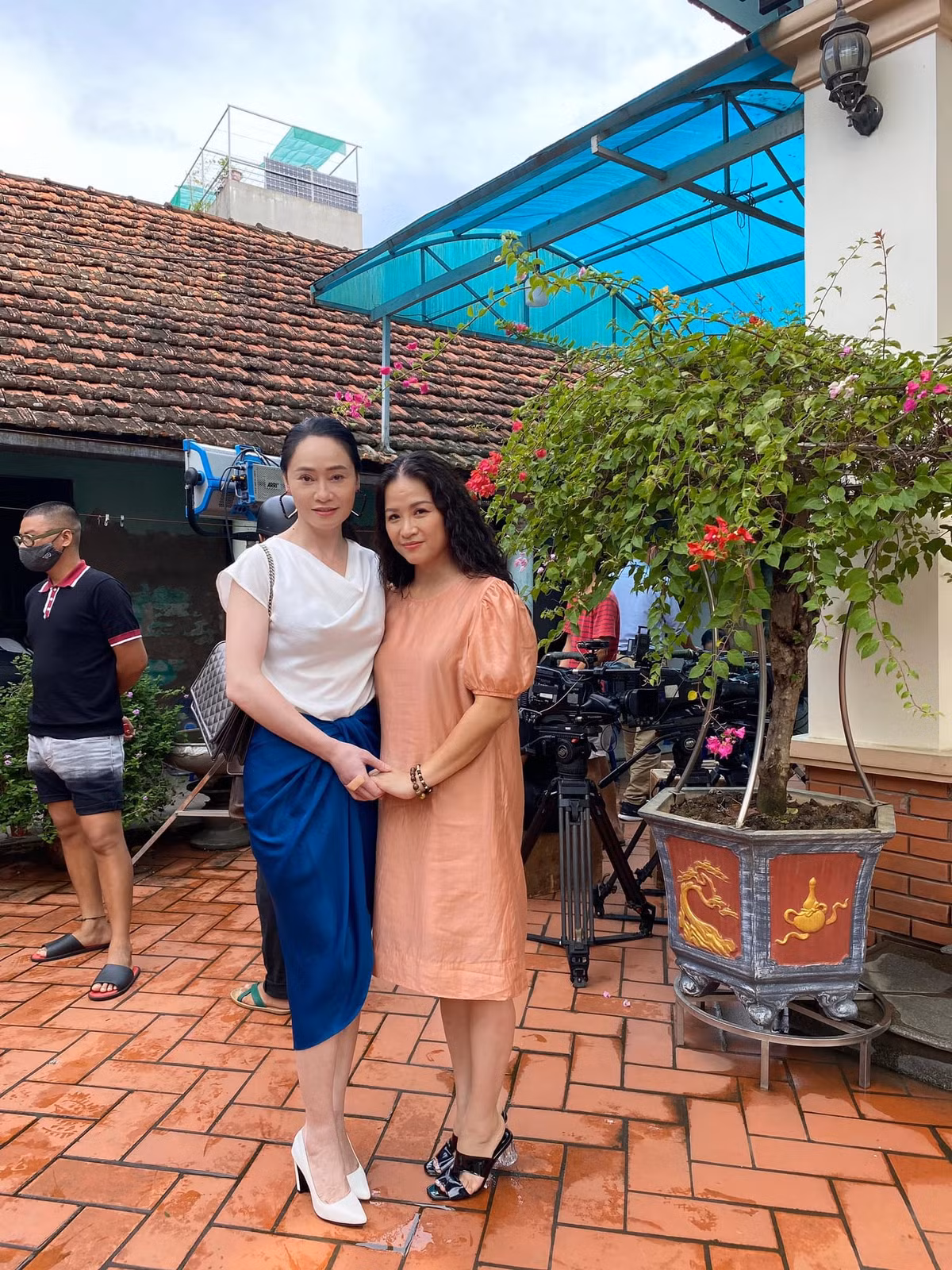 Hai bà sui gia trên phim Quách Thu Phương và Ngân Hạnh hậu trường một cảnh phim chưa lên sóng.