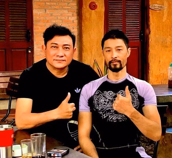 Johnny Tri Nguyen xuat hien gia nua, con dau nam than ngay nao