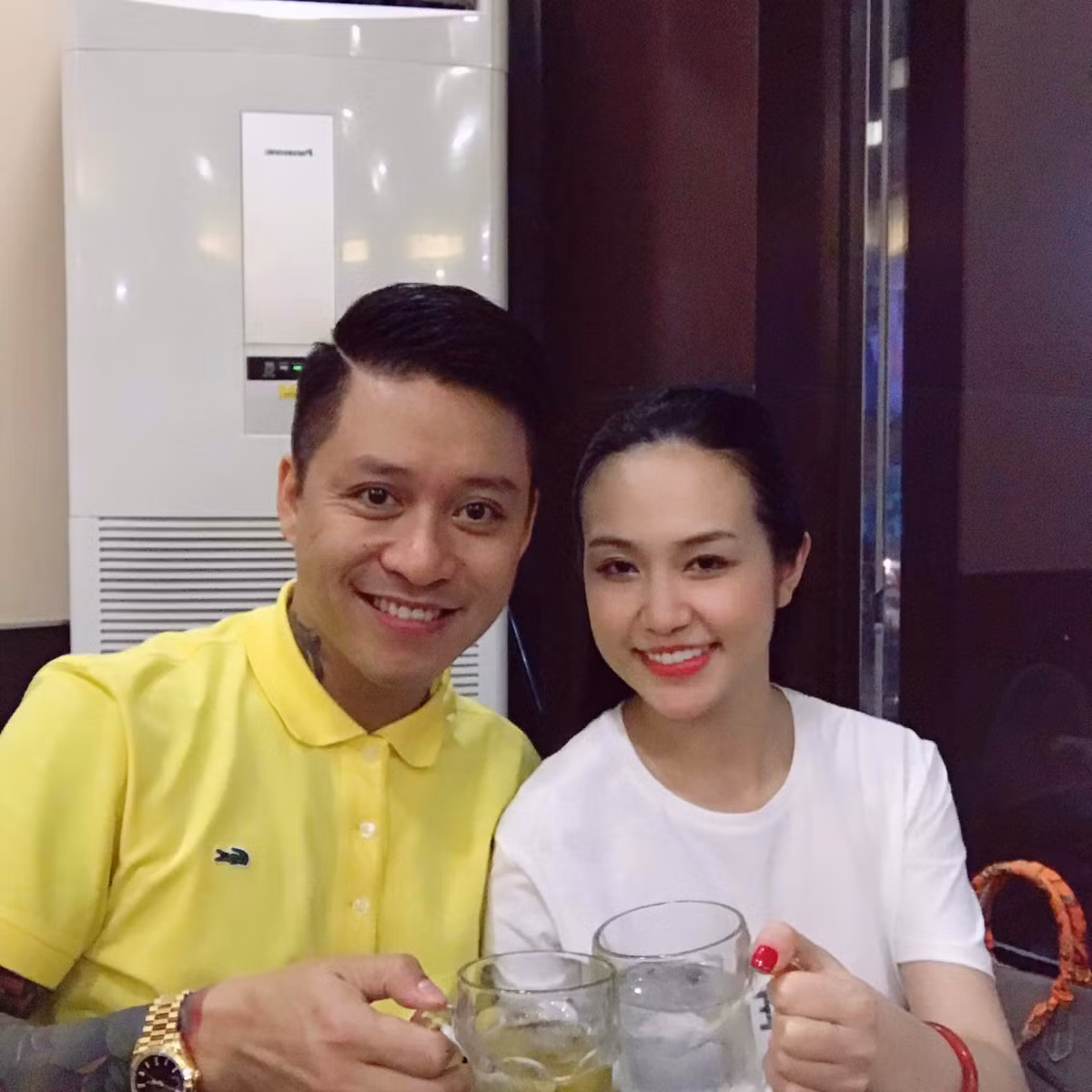 Nam ca sĩ 'Tìm lại bầu trời' thường xuyên chia sẻ hình ảnh đi ăn, đi sự kiện hay đi du lịch cùng vợ trên trang cá nhân.