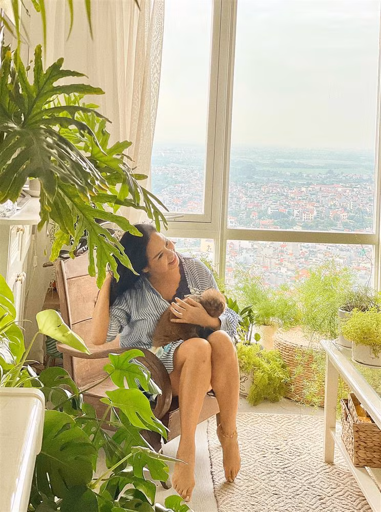 Vốn quen với một Thanh Lam màu mè, có phần lập dị" và lúc nào cũng giấu dáng trong trang phục rộng, nhiều người ngạc nhiên trước hình ảnh bà mẹ 3 con trong trang phục "giấu quần" đơn giản, màu sắc tươi sáng.