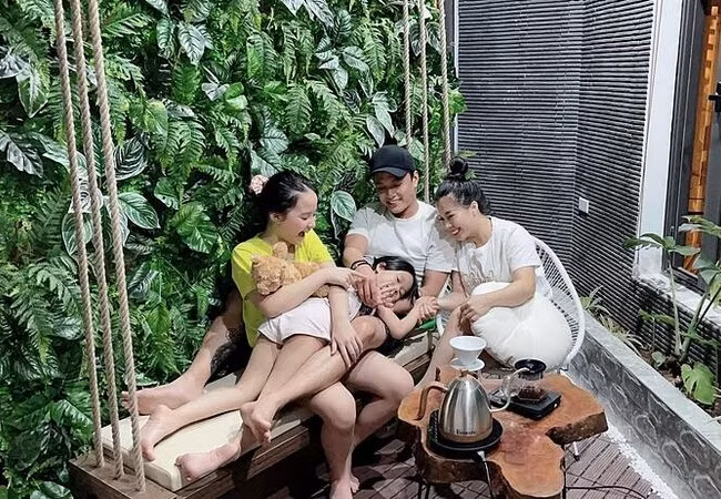 Khoảnh khắc bình yên cuối tuần của vợ chồng Hồng Đăng và hai cô con gái.