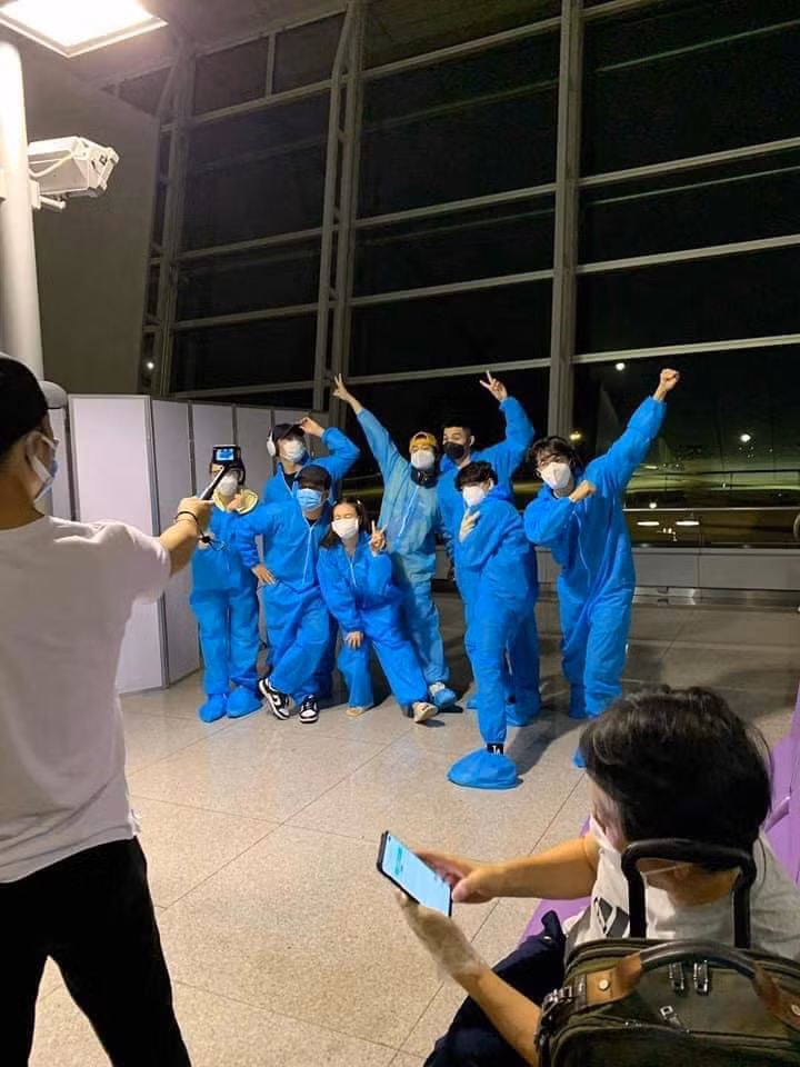 Dàn cast Running Man Việt mặc đồ bảo hộ kín mít và check-in.