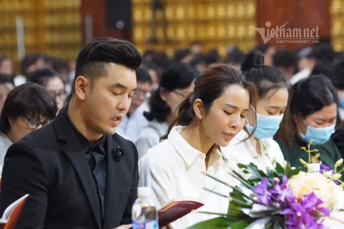 Ưng Hoàng Phúc và vợ cũng có mặt từ sớm ở chùa Giác Ngộ để viếng và cầu nguyện cho người đồng nghiệp cũ của mình trong nhóm 1088.