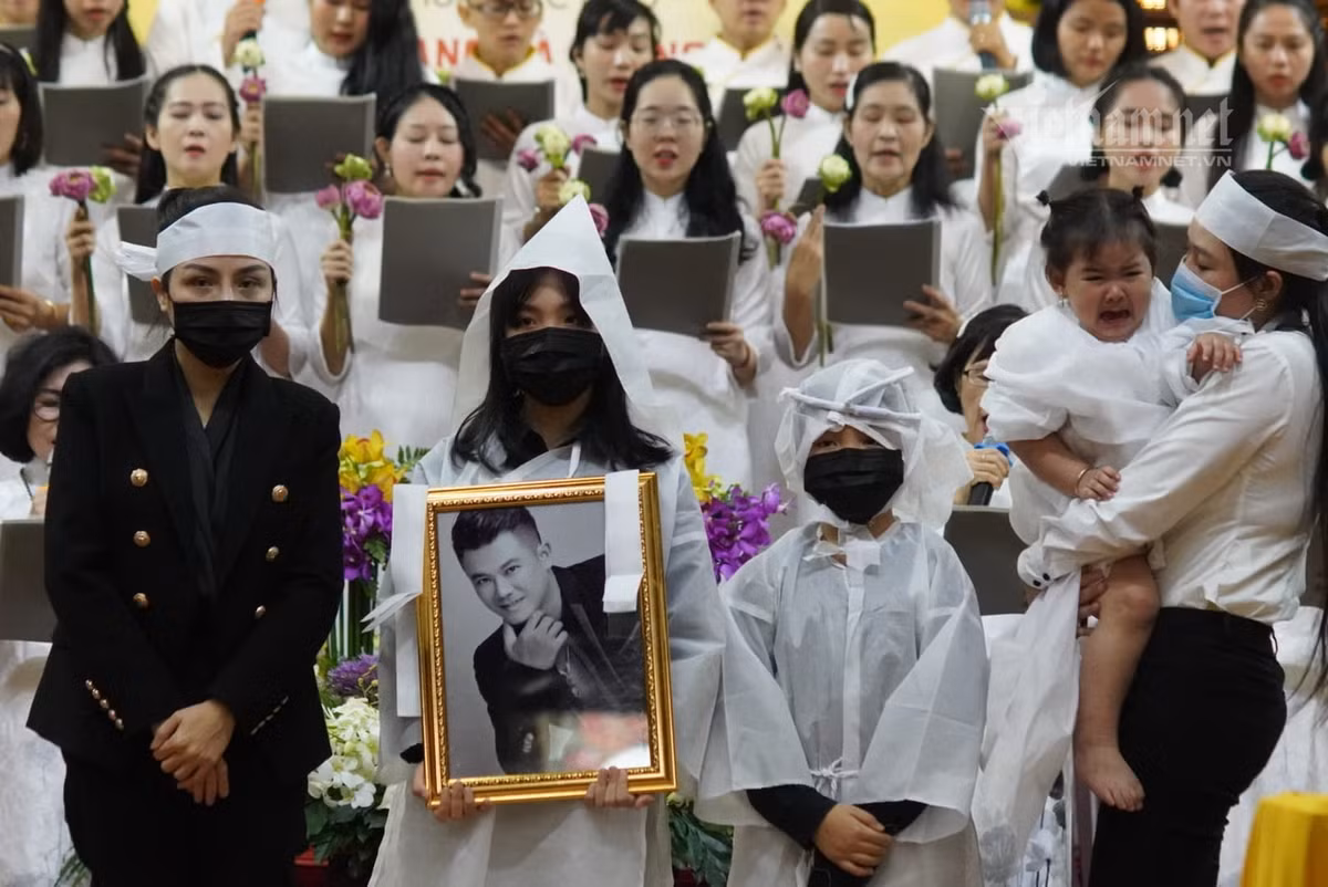 Con gái nhỏ của Vân Quang Long với người vợ thứ hai oà khóc trong lễ viếng.