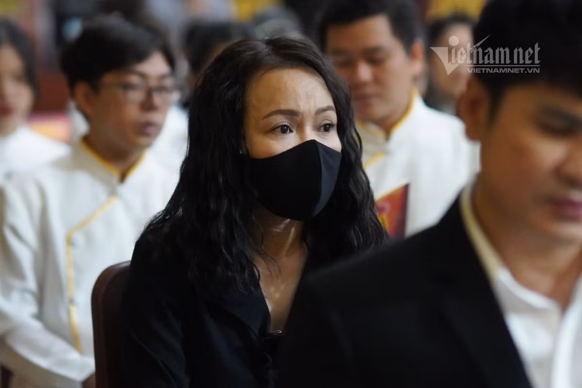 Nghệ sĩ Việt Hương tới viếng ca sĩ Vân Quang Long. Nhận lời từ gia đình Vân Quang Long, Việt Hương chia sẻ sẽ lo liệu hậu sự cho Vân Quang Long và đưa anh về Việt Nam sau hỏa táng.