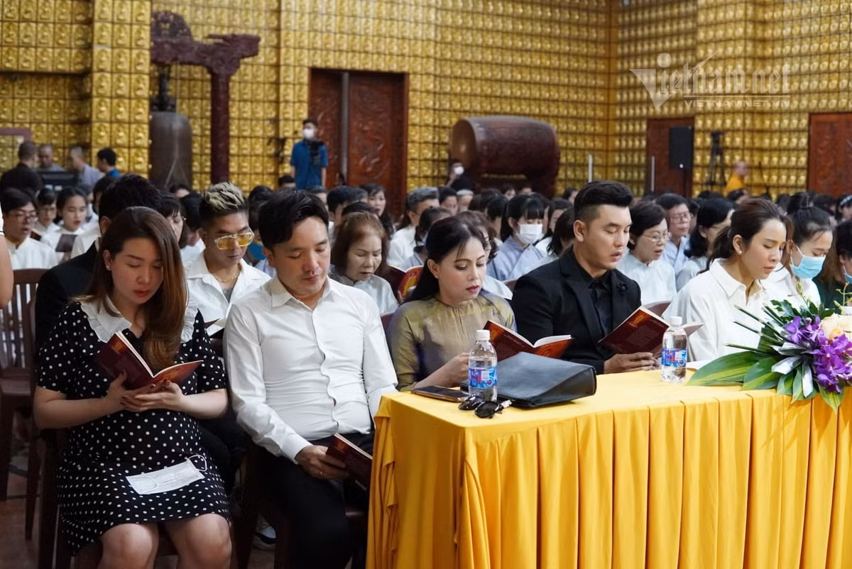 Vân Quang Long đột ngột qua đời vào ngày 29/12 vì bị đột quỵ. Nhiều đồng nghiệp của anh rất sốc và vẫn chưa tin được người đồng nghiệp của mình đã ra đi.