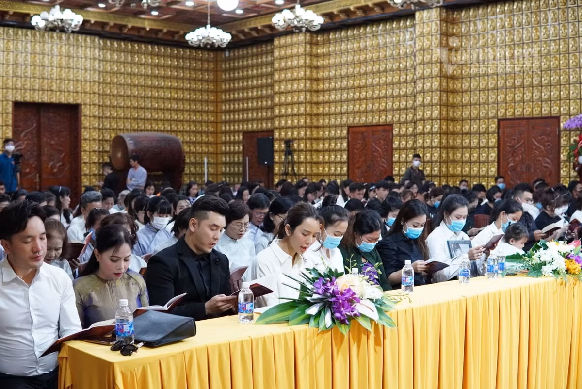 Vân Quang Long được mọi người nhận xét là một nghệ sĩ hòa đồng, thân thiện và dễ mến khi còn ở đỉnh cao cũng như tạm xa ánh đèn sân khấu cho gia đình riêng.