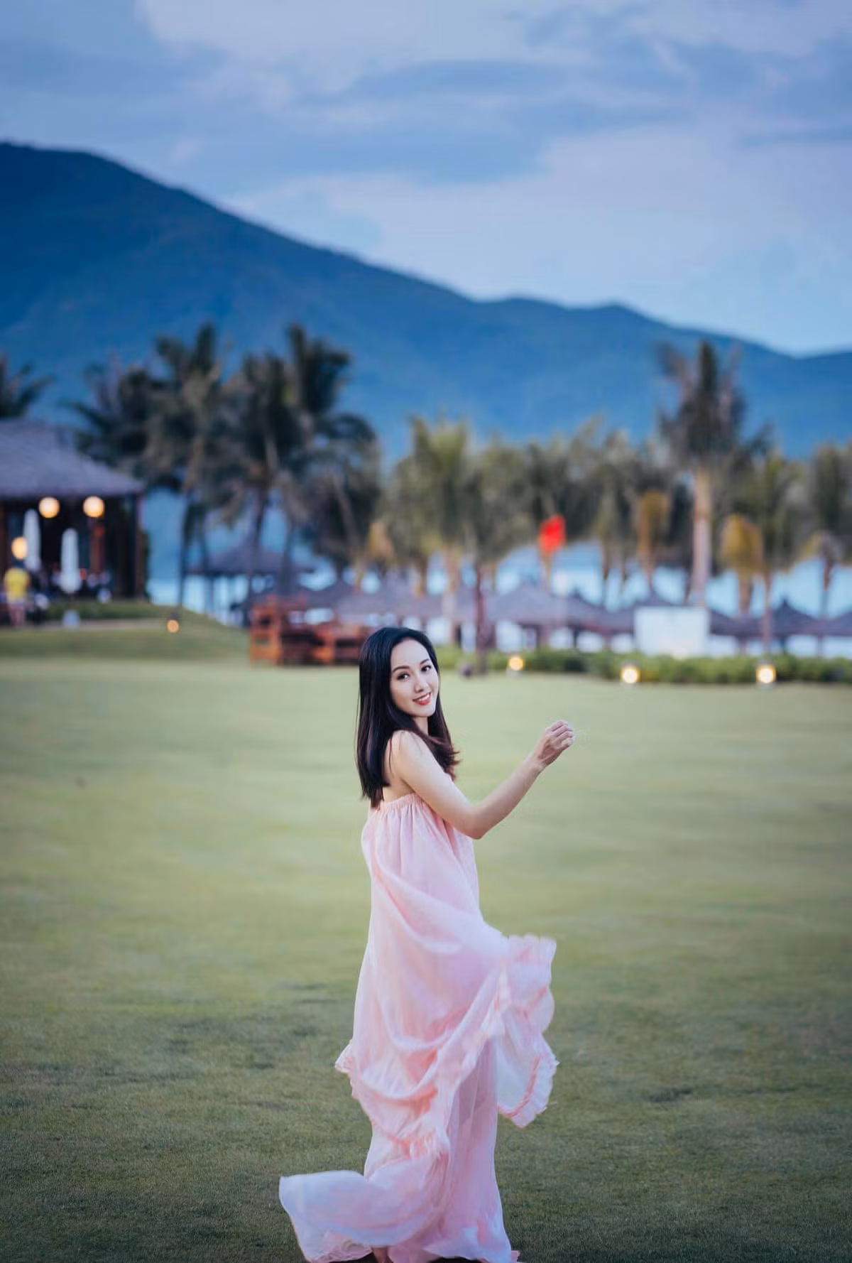 Nhan sắc như nàng thơ khó thấy trên sóng của BTV Hoài Anh.