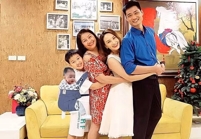 Diễn viên Bảo Thanh đăng bức ảnh gia đình ba thế hệ. Cô khiến nhiều người bật cười khi fan ghép ảnh con gái Nu vào khung hình.