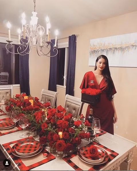 Phạm Hương khéo che bụng bằng lãng hoa đỏ thắm.