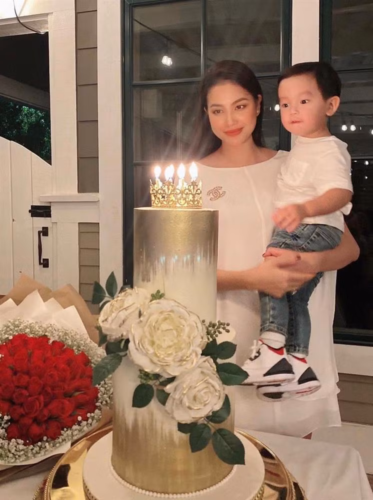 Còn trong khoảng thời gian mang thai, cô thường xuyên chọn váy áo rộng thùng thình để che phần bụng lùm lùm.