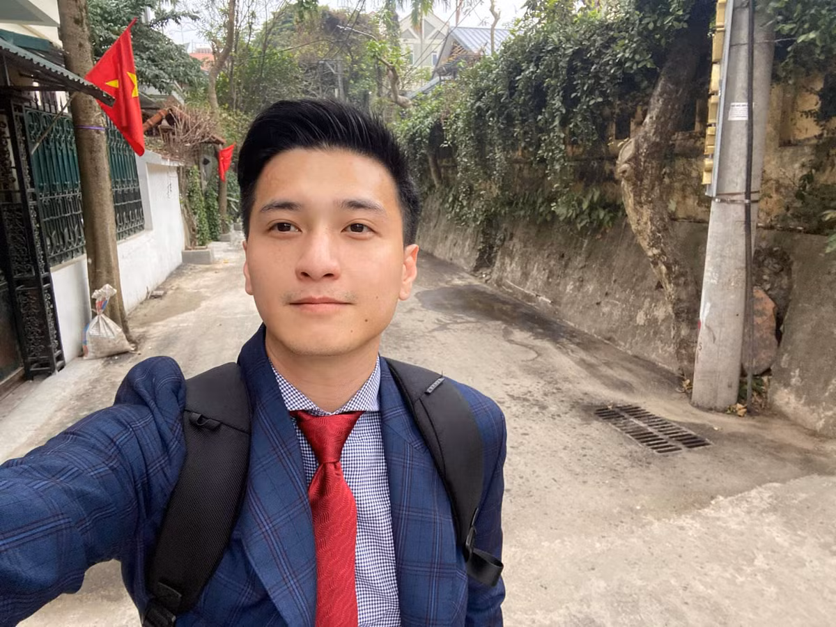 Huỳnh Anh hào hứng đi làm buổi sớm, đặt nhiều kỳ vọng vào sự nghiệp kinh doanh.