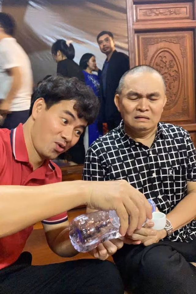 Quoc Khanh, Cong Ly va dan nghe si mung NSND Tu Long len lao-Hinh-2