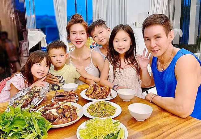 Gia đình Lý Hải quây quần bên bữa cơm đặc trưng Nam Bộ với các món: cá lóc nướng cuốn bánh tráng, gỏi xoài, tép xào bông điên điển...