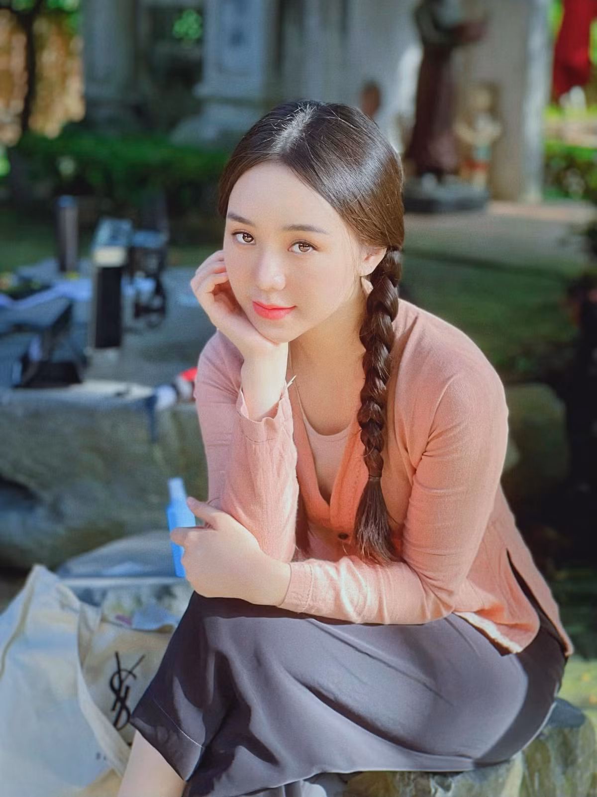 Quỳnh Kool xinh xắn trong tạo hình thôn nữ.