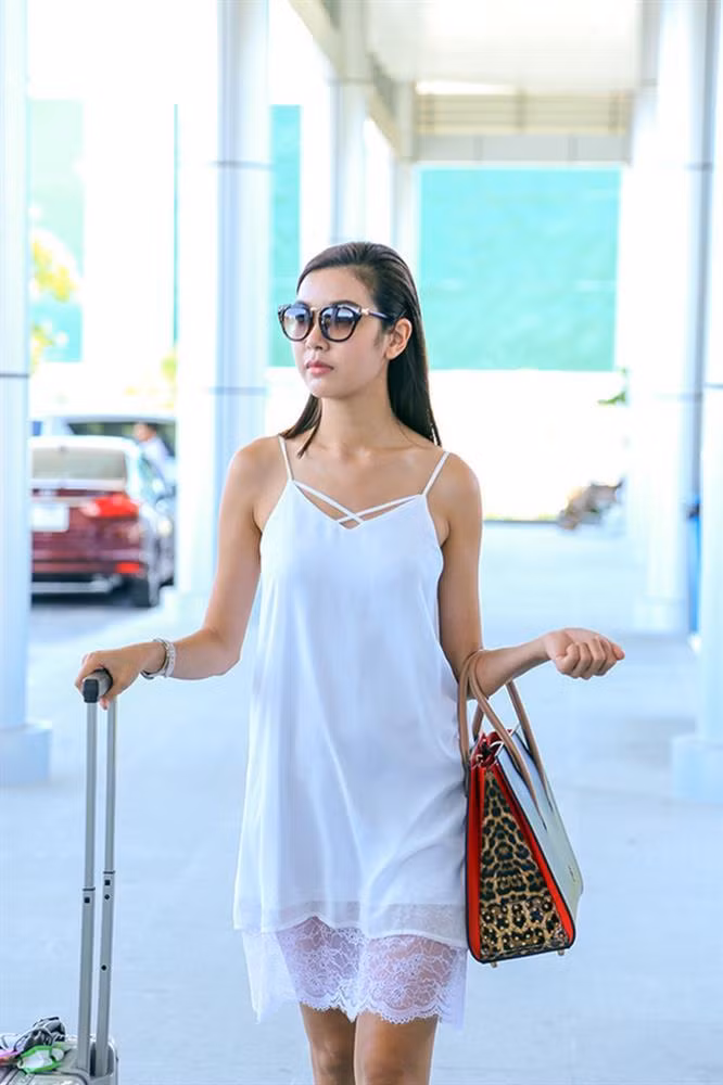 Tuy nhiên, những màn ăn diện sến sẩm của các mỹ nhân trên cũng không là gì so với Á hậu Thuý Vân. Trông cô như thể đang diện váy ngủ thì bị bắt ra sân bay tạo dáng.