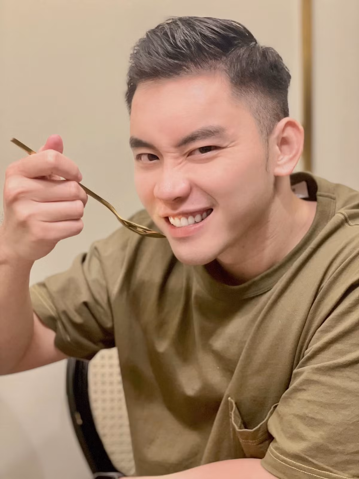 MC Mạnh Khang lém lỉnh với thìa vàng.