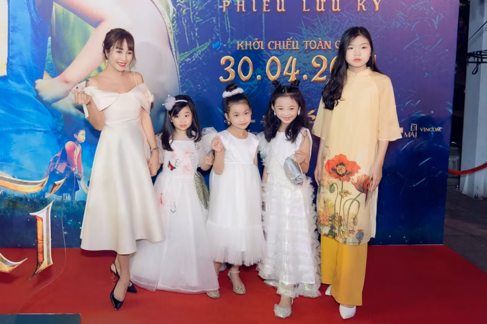  Có thể thấy con gái của cố diễn viên Mai Phương ngày càng cao lớn, phổng phao. Trong chiếc váy trắng bé xinh như một thiên thần. Bên cạnh đó cô bé được nhận xét càng lớn càng giống mẹ.