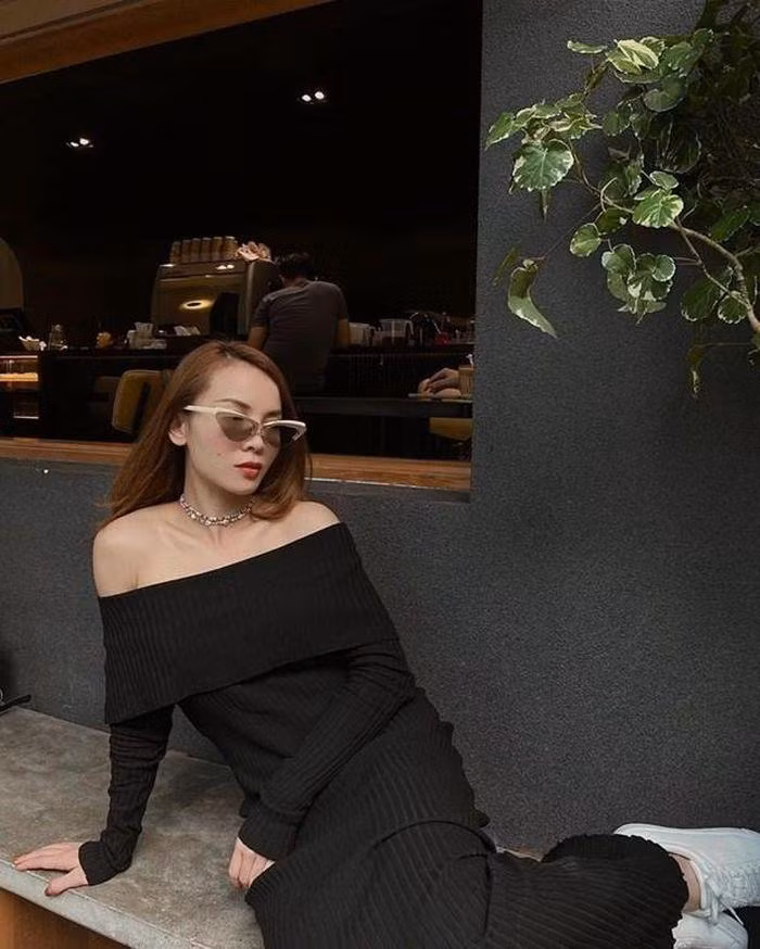 Tận hưởng gió mùa ngoài phố, ca sĩ Yến Trang được dịp phô diễn vai trần với lựa chọn đầm len đen.