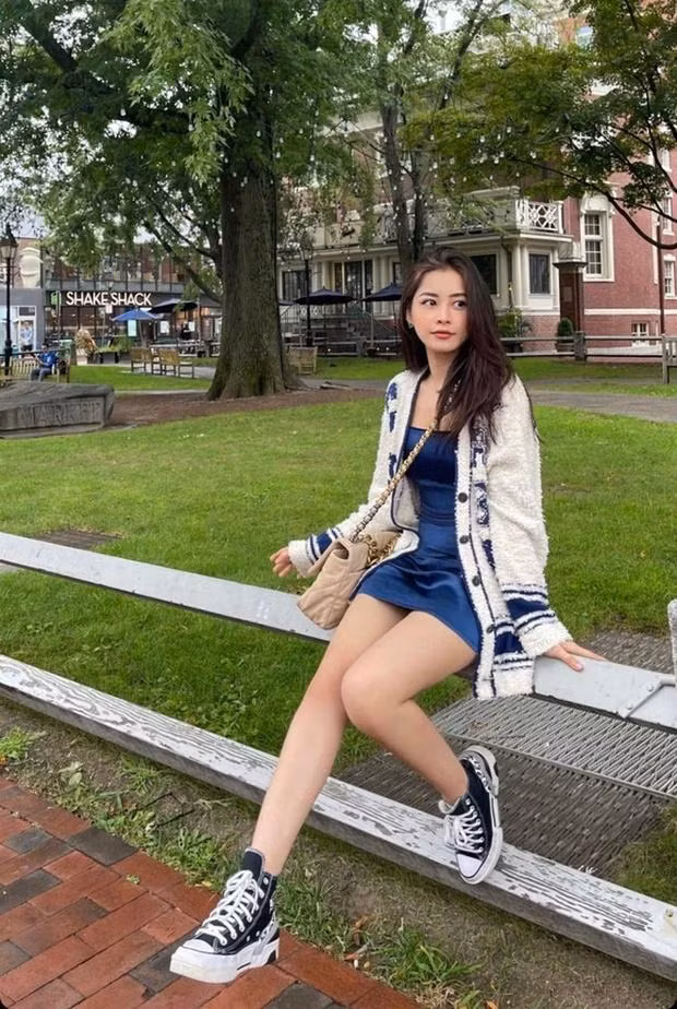Mới đây, Chi Pu gây bất ngờ khi thông báo sang Mỹ du học. Chưa biết mục đích cô sang Mỹ để học gì nhưng street style những ngày qua của người đẹp Hà Thành đủ khiến dân mạng rụng rời. Thậm chí, có nhiều người còn nhận xét rằng Chi Pu chỉ nên xinh đẹp như vậy thôi đừng hát. Người đẹp diện "style nữ sinh" khi check-in trường đại học Harvard.