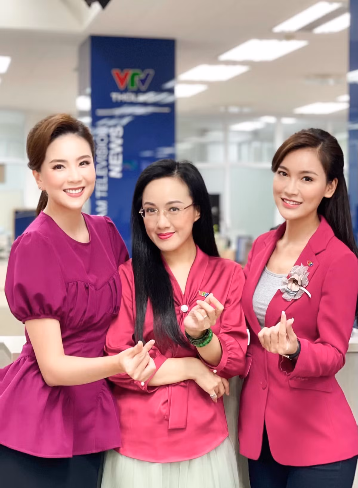 Mai Ngọc tự nhận xét về bản thân trong ảnh chụp 3 người: "Khi bạn quá khủng long, là nhìn chẳng dễ thương chút nào". BTV VTV Hoài Anh cũng kêu trời: "Mình đi chân đất mà! Bảo sao nhìn như thiếu nhi".