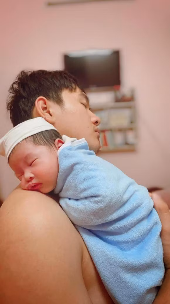 Trước đó, nữ diễn viên đã khoe khoảnh khắc cận diện mạo của cậu con trai Trương Hoàng Lâm (hay còn gọi Brian). Nhiều người tỏ ra rất xuýt xoa, chỉ cần nhìn vào gương mặt nhóc tỳ cũng đủ làm thổn thức sự yêu thương. Thiên thần nhỏ được nhận xét là thừa hưởng nhiều đường nét giống bố. Diễn viên Thảo Trang viết thêm: "3h sáng 2 anh ôm nhau ngủ. Mẹ nằm chèo queo 1 mình".