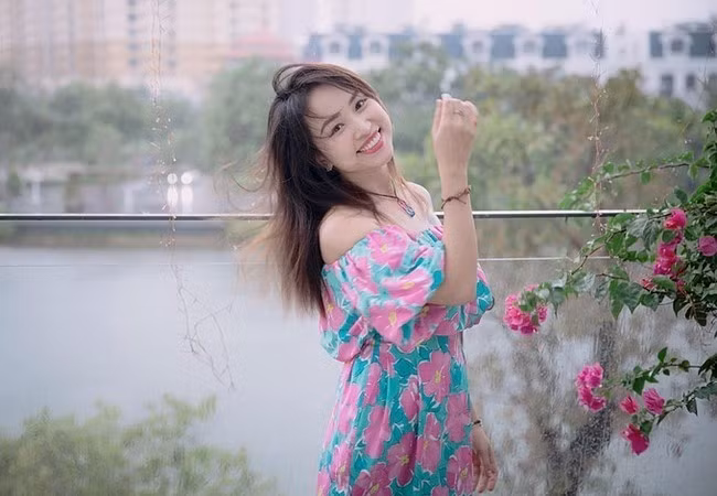 MC Van Hugo khoe vai tran goi cam o tuoi 36