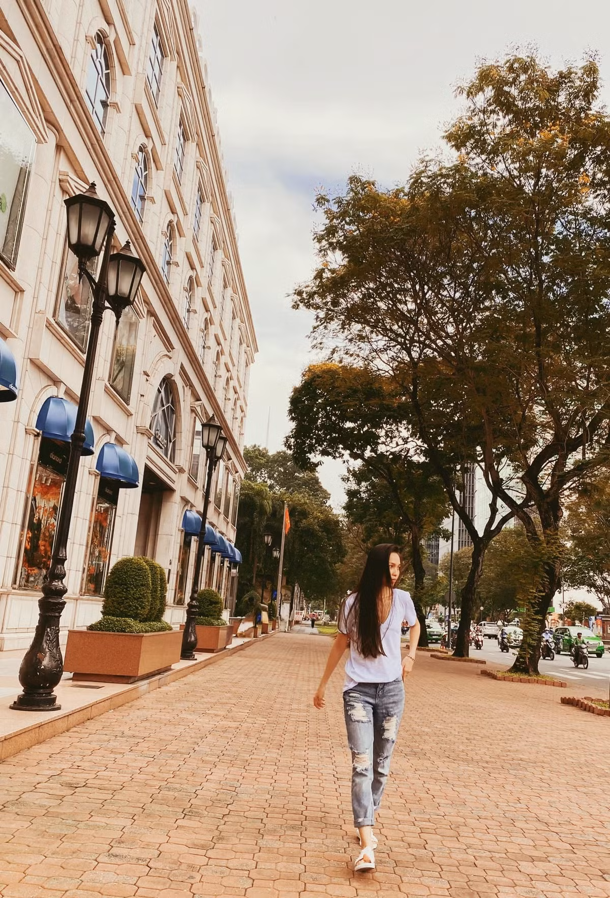 Hiền Thục viết tâm thư gửi Sài Gòn: "Này em, Sài Gòn mùa này nồng nàn lắm! Mùa của những chuyến xe đoàn tụ, mùa của những hành trình. Mùa sum vầy đầm ấm, mùa của cúc của mai...".