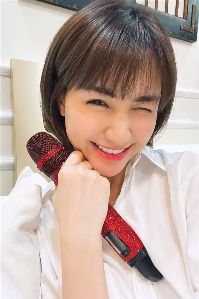 Chỉ với mái tóc giả 200 ngàn đồng nhưng nhìn "giao diện" không tệ chút nào. Đây được xem là thủ thuật làm đẹp mà bà mẹ một con này yêu thích và thường xuyên ứng dụng nhất.