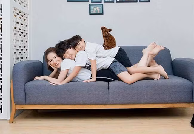 MC Đan Lê cùng 2 con tạo dáng hài hước để ông xã chụp ảnh.