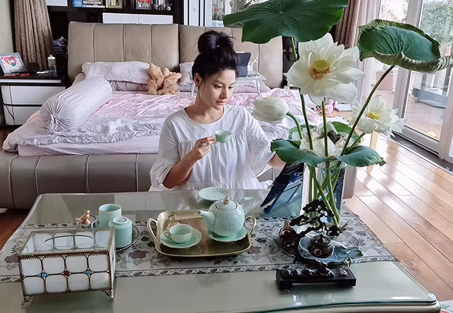 Vũ Thu Phương bình yên thưởng trà, đọc sách, ngắm sen trong những ngày giãn cách.