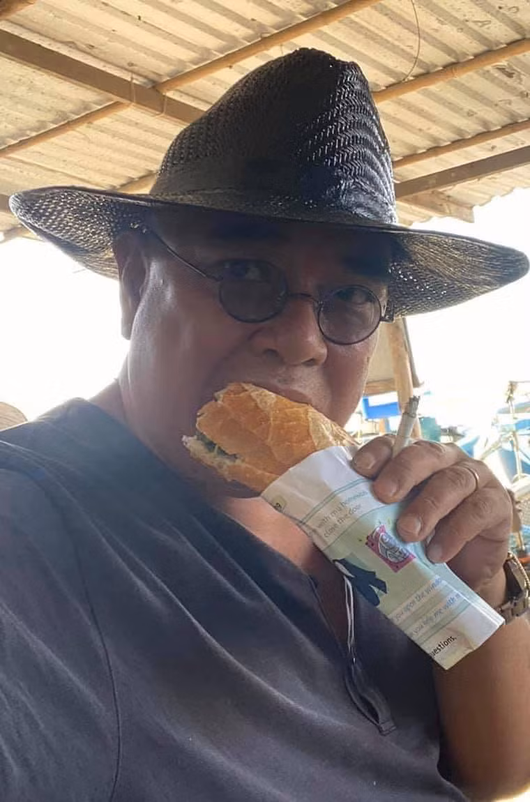 Nhà sản xuất Lê Tuấn Anh khoe bánh mì ngon.