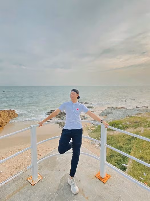 Nam nghệ sĩ còn từng nhận học bổng của quỹ hỗ trợ tài năng trẻ thành đoàn TP.HCM, từng lưu diễn tại nhiều quốc gia trên thế giới cũng như tham gia biểu diễn các chương trinh Múa như Vũ, Sen, Sắc Sen...