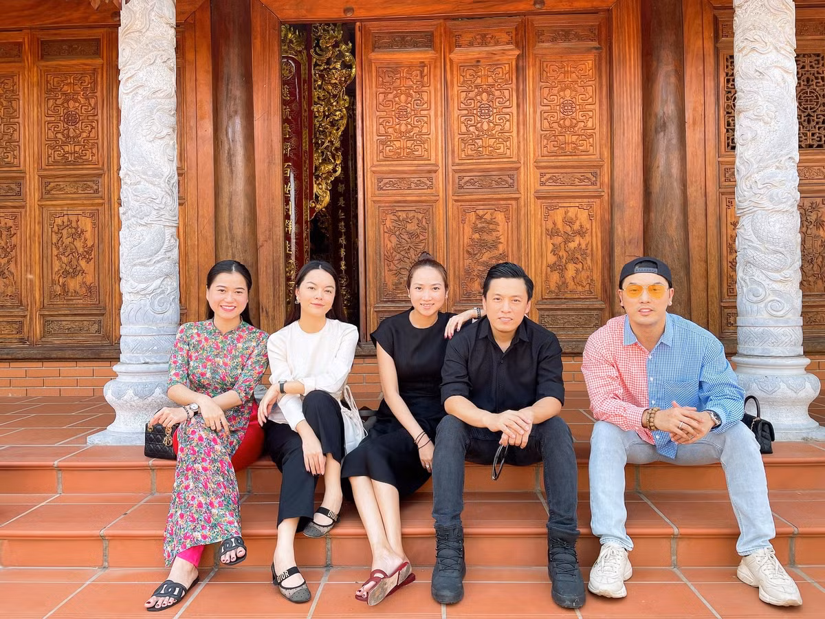 Phạm Quỳnh Anh, vợ chồng Lam Trường và Ưng Hoàng Phúc đến thắp hương tại Đền thờ Tổ của danh hài Hoài Linh.