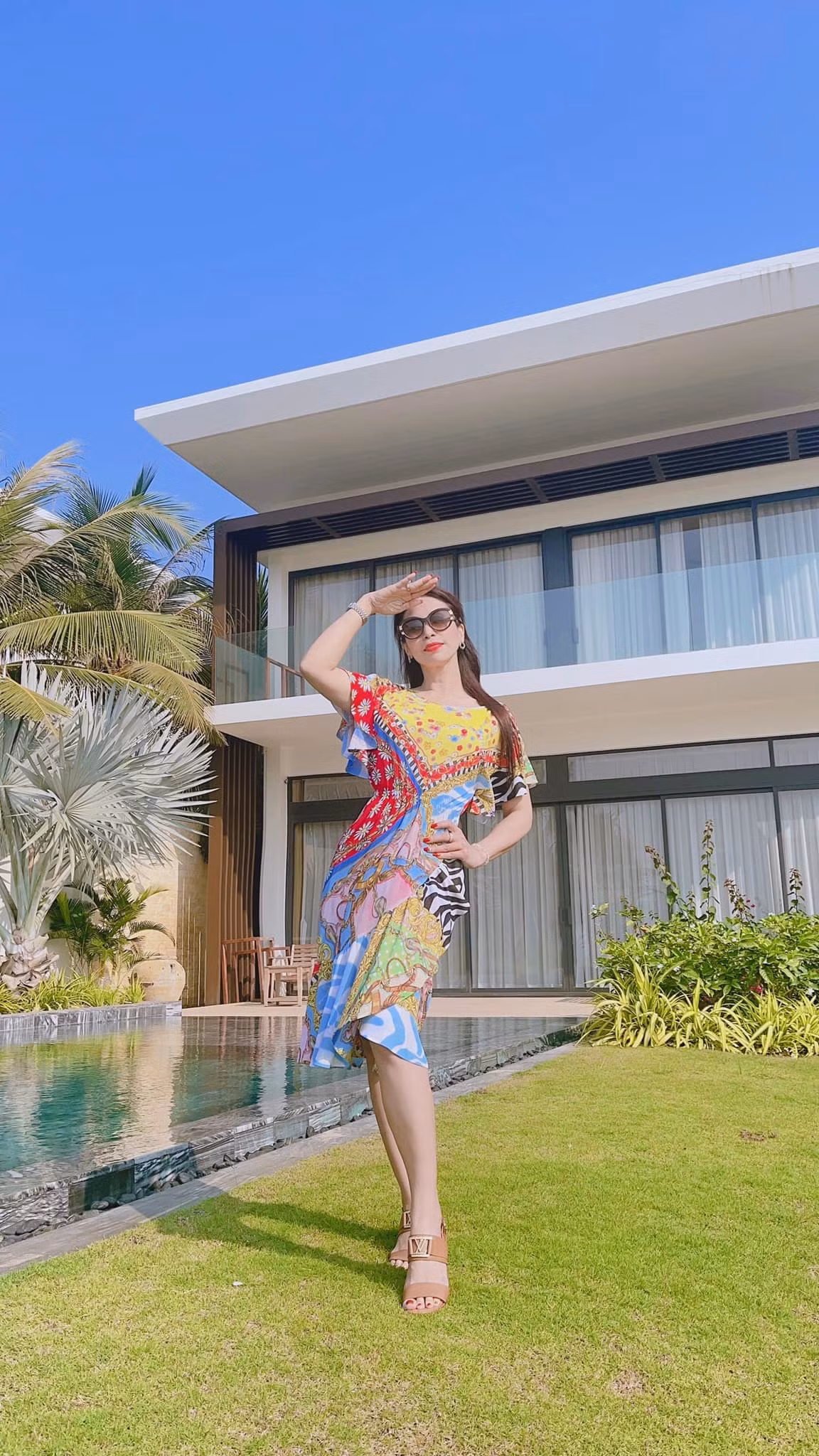 Lý Hương tạo dáng sành điệu ở khu nghỉ dưỡng.