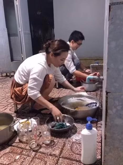 Vo dai gia cua Quy Binh rua bat nhoay nhoay khi ve nha chong