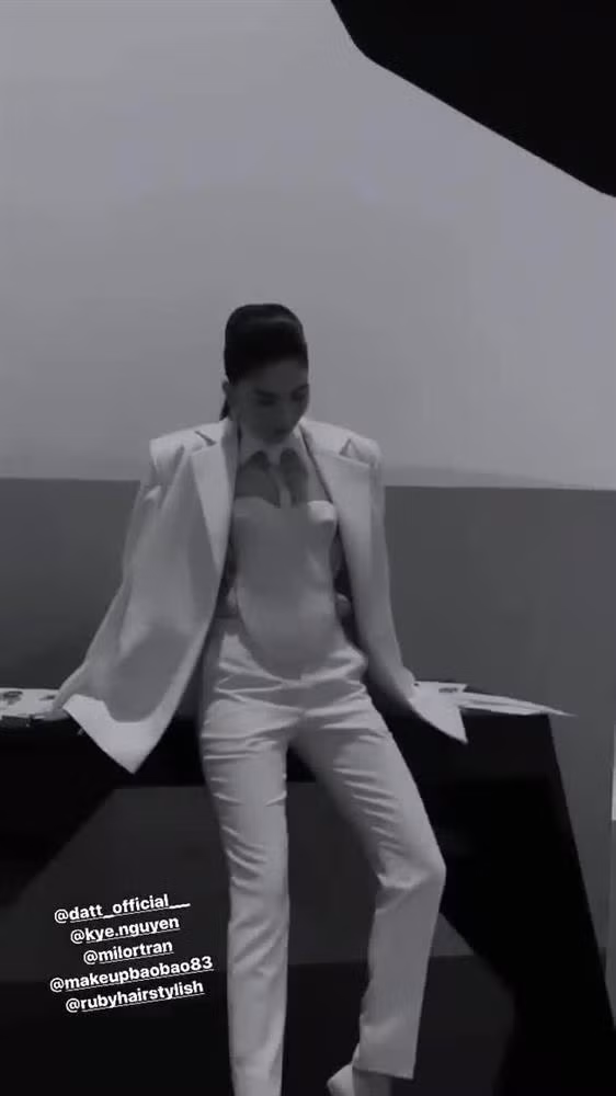 Tuy nhiên điểm nhấn của set đồ lại là ở phần yếm mô phỏng bộ ngực của người phụ nữ.