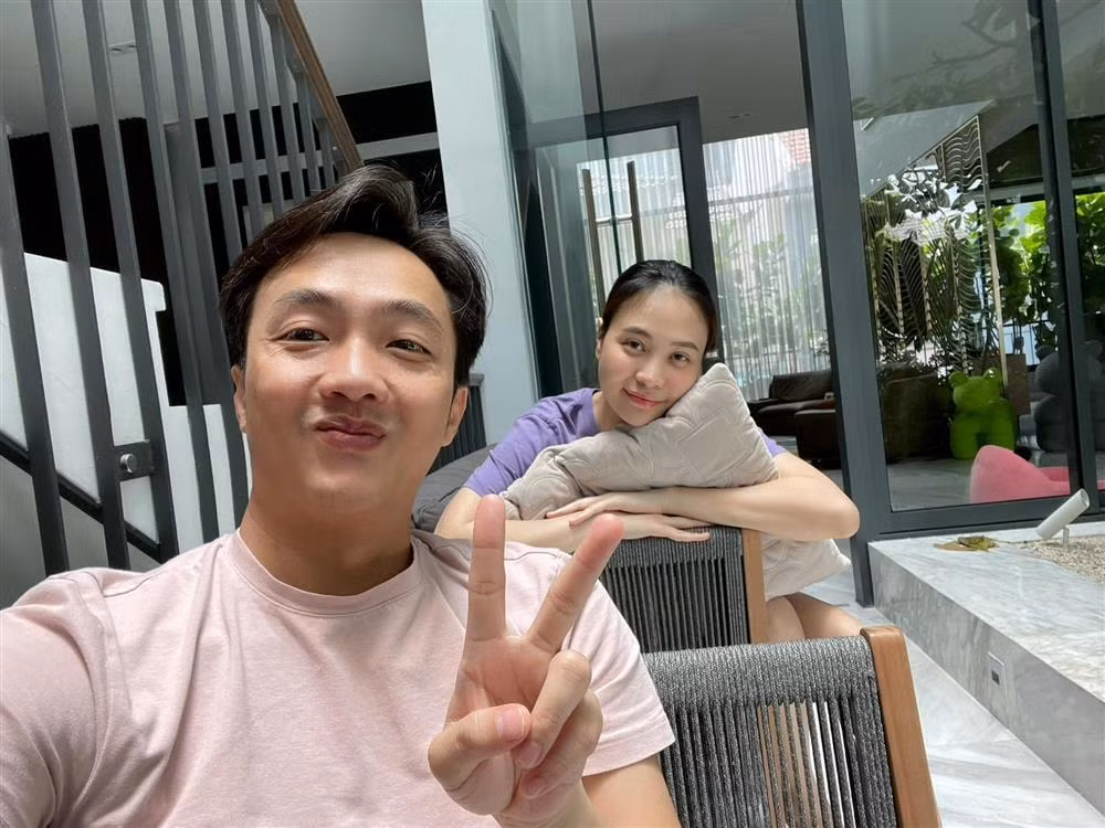 Loạt khoảnh khắc "tình bể tình" của cặp đôi.