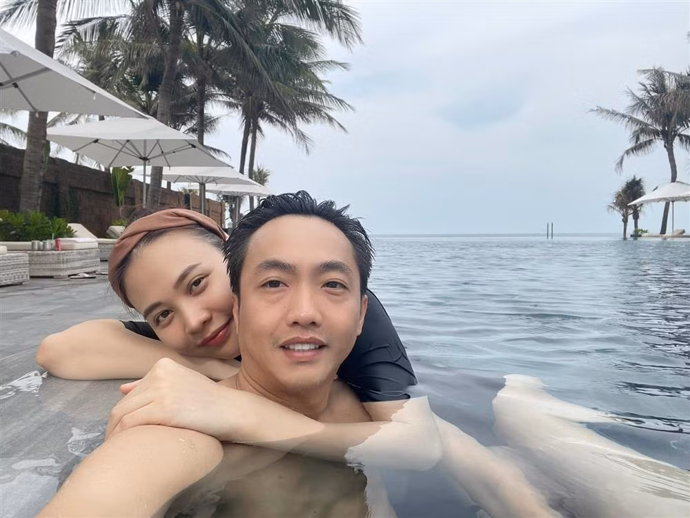Về phía mình, Đàm Thu Trang cũng được khen ngợi bởi khả năng vun vén tổ ấm. Không chỉ trong cuộc sống thường ngày, Hoa khôi xứ Lạng còn đồng hành với ông xã trong công việc, gây dựng và phát triển sự nghiệp kinh doanh.