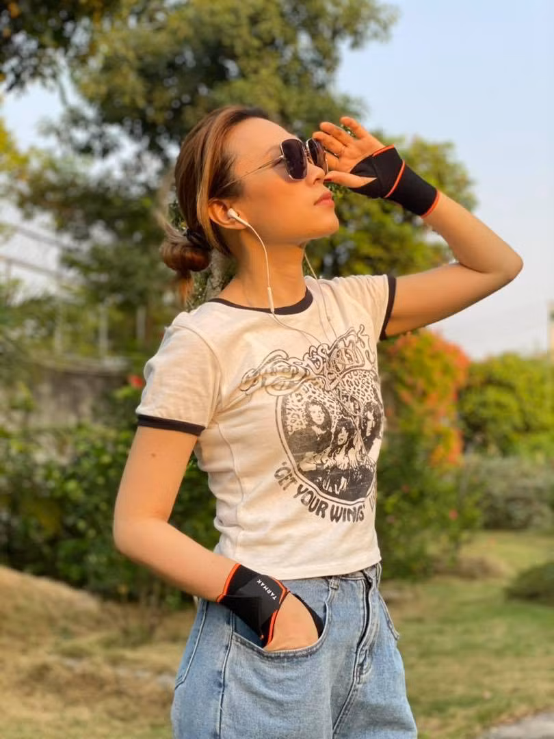 "Lâu lâu mới gặp được nắng chiếu lung linh muôn hoa vàng...", Mỹ Tâm viết.