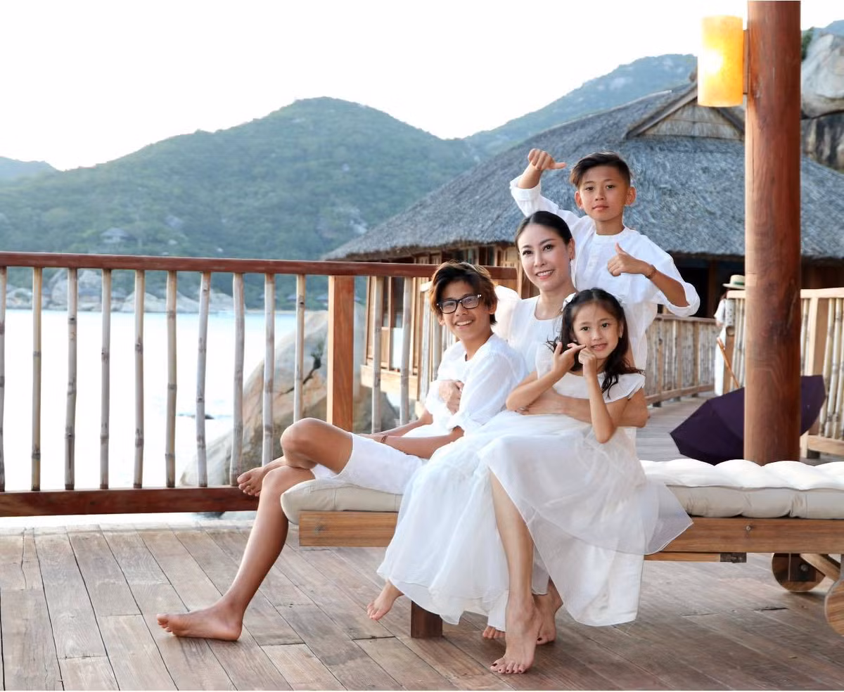 Hà Kiều Anh nghỉ dưỡng cùng các con.
