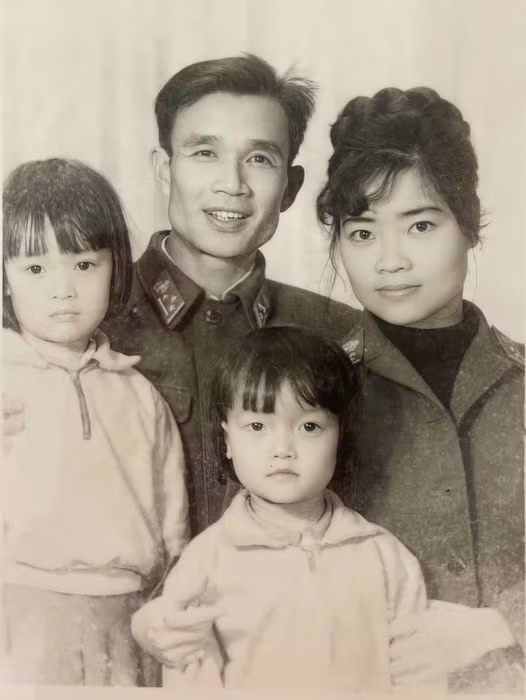 Sao Việt hôm nay 29/3: Vân Dung đăng ảnh hiếm hoi bên gia đình kèm status: "Có một nơi để về đó là nhà. Có những người để yêu thương, đó là gia đình. Có được cả hai, đó là hạnh phúc. Bố tôi - Mẹ tôi - Chị gái tôi - Đây là tôi hồi bé xíu".