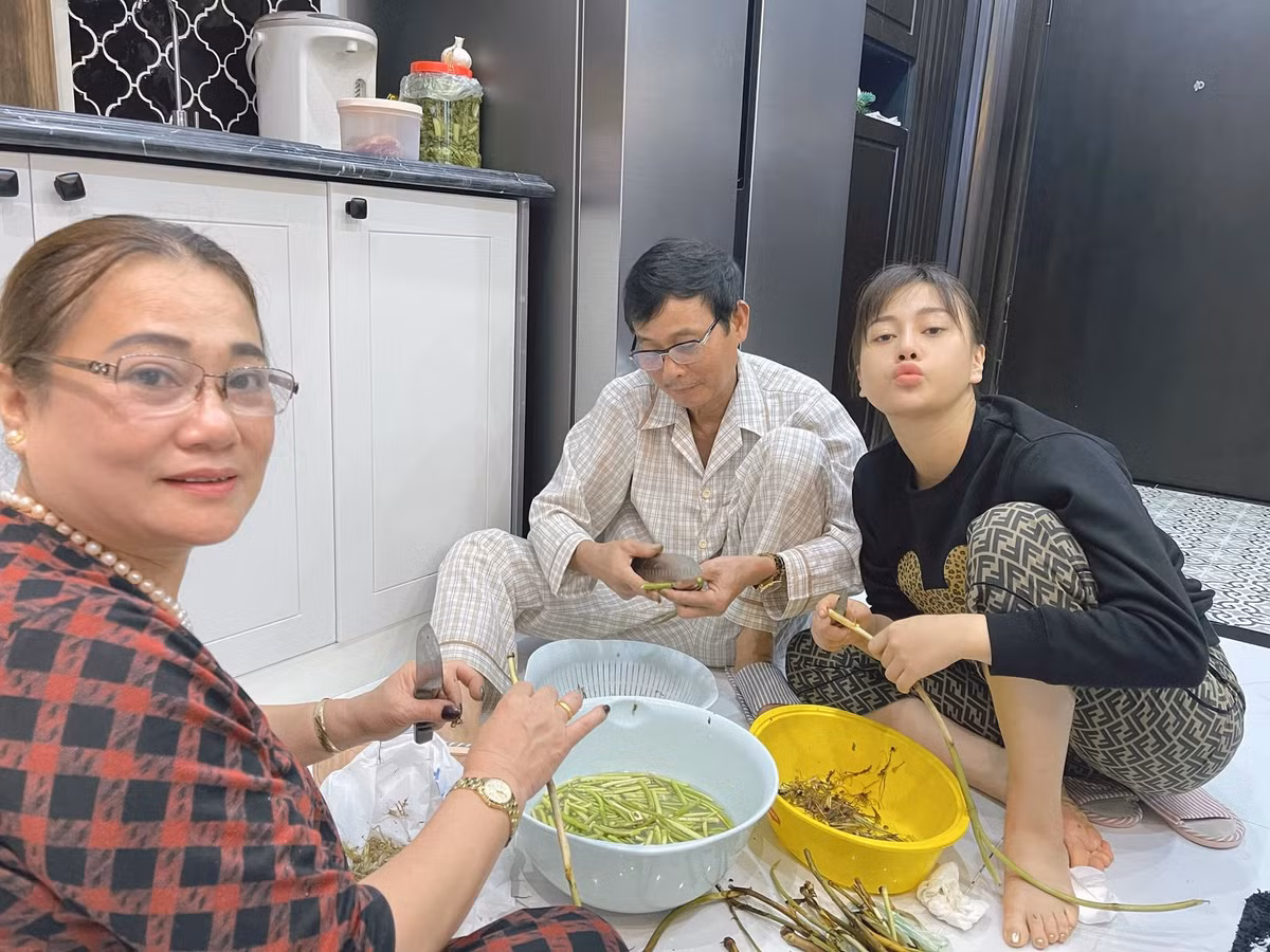 Đỗ Phương Oanh vào bếp nấu nướng cùng bố mẹ ngày nghỉ. "Được ngày nghỉ quý báu, bạn nói thèm ăn canh ngó khoai nấu mẻ... và thế là mất toi buổi sáng ngồi hì hục cạo vỏ... lâu", cô viết