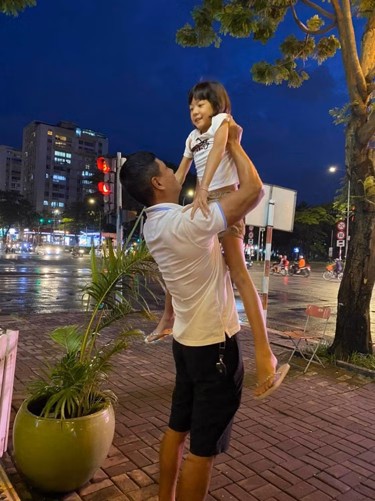 Ngắm khoảnh khắc trên, nhiều cư dân mạng phải trầm trồ: "Trời ơi, nhìn con bé út y chang ông bô nó"; "Nhìn con bé út mà tưởng Bình Minh không à"; "Bé thứ 2 giống y ba luôn trời"; "Sợ thật, bé thứ 2 như photocopy luôn"...